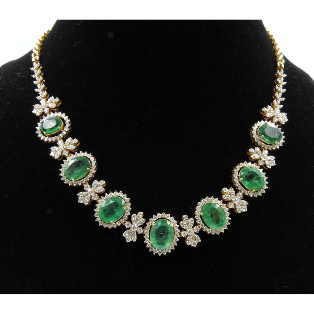 Zambian emerald necklace with first quality Diamond in gold.