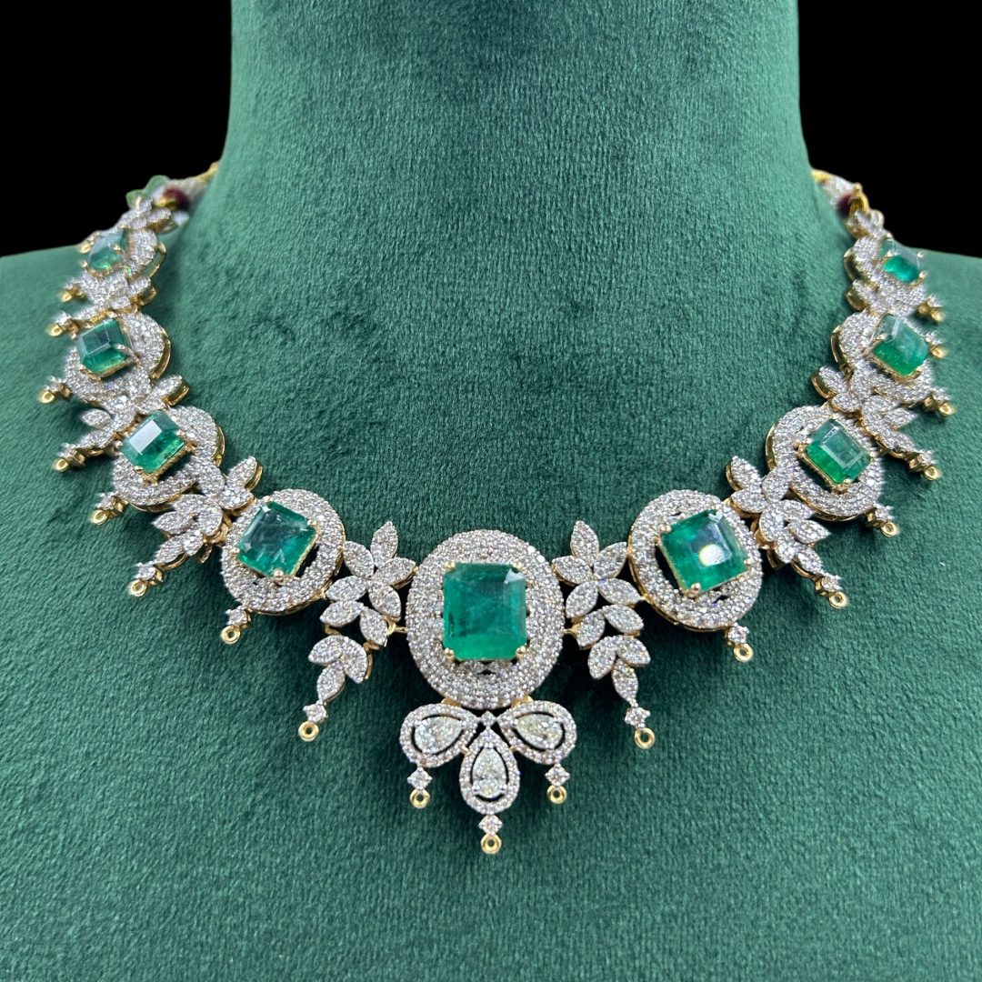 Necklace set of Zambian Emeralds and Diamonds in Gold.