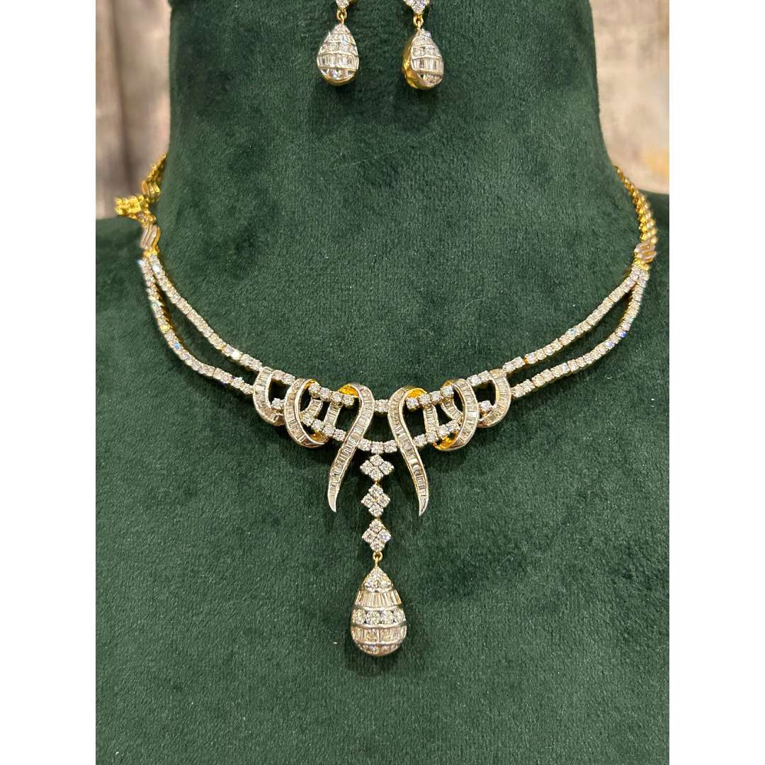 Necklace set of Diamonds in Gold.